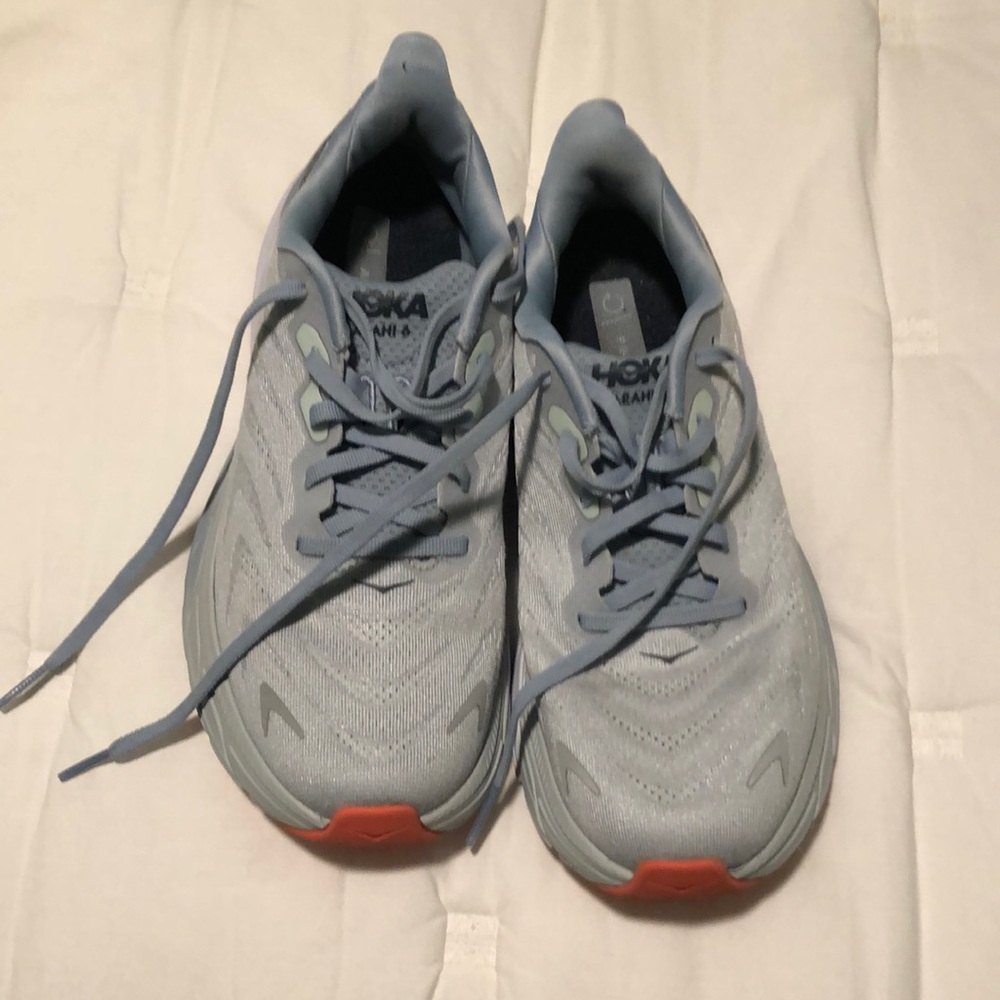 EUC Hoka Arahi 6
